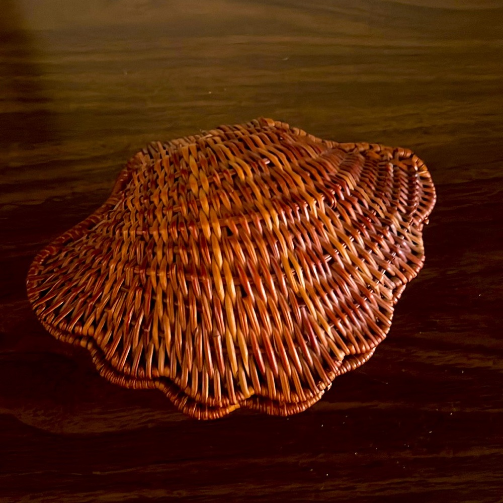 Clam shell basket